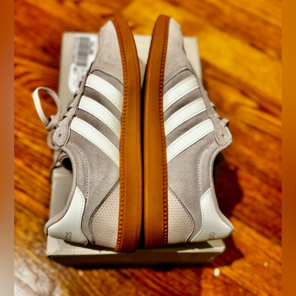 Adidas NWT Women's Athletic Shoes Tan and White with Cloud Foam Technology sz 10 - Picture 6 of 12